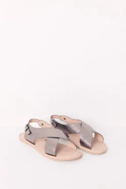 Sandália plana cruzada gris brilhante