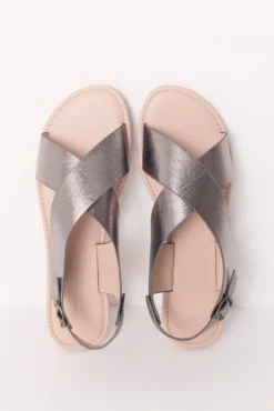 Sandália plana cruzada gris brilhante
