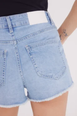 Shorts jeans com baixo desfiada