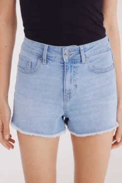 Shorts jeans com baixo desfiada