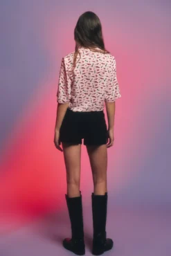 Shorts jeans com tachas
