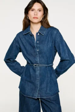 Sobrecamisa jeans com cinto.