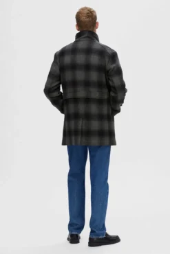 Sobretudo com gola chaminé de lã reciclada