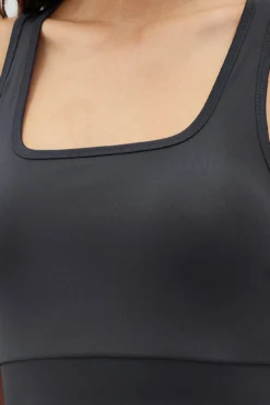 Soutien desportivo cinza com alças grossas e detalhe modelador nas costas
