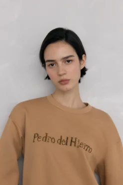 Sweatshirt com logo de strass