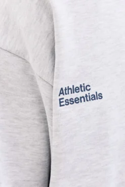 sweatshirt cropped com itens essenciais para atletismo