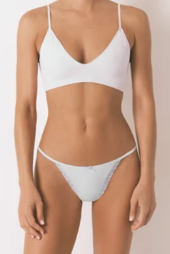 Tanga de microfibra com renda lilás