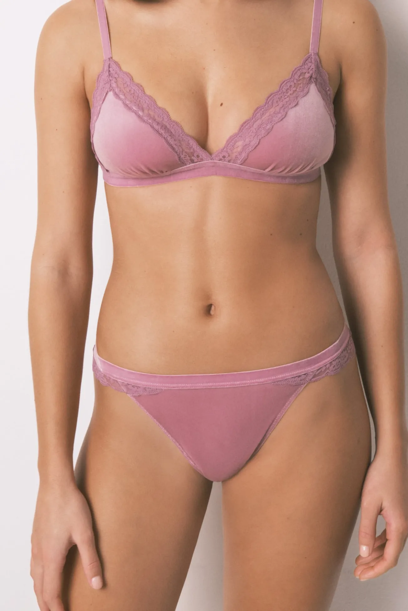 Tanga de renda rosa e veludo