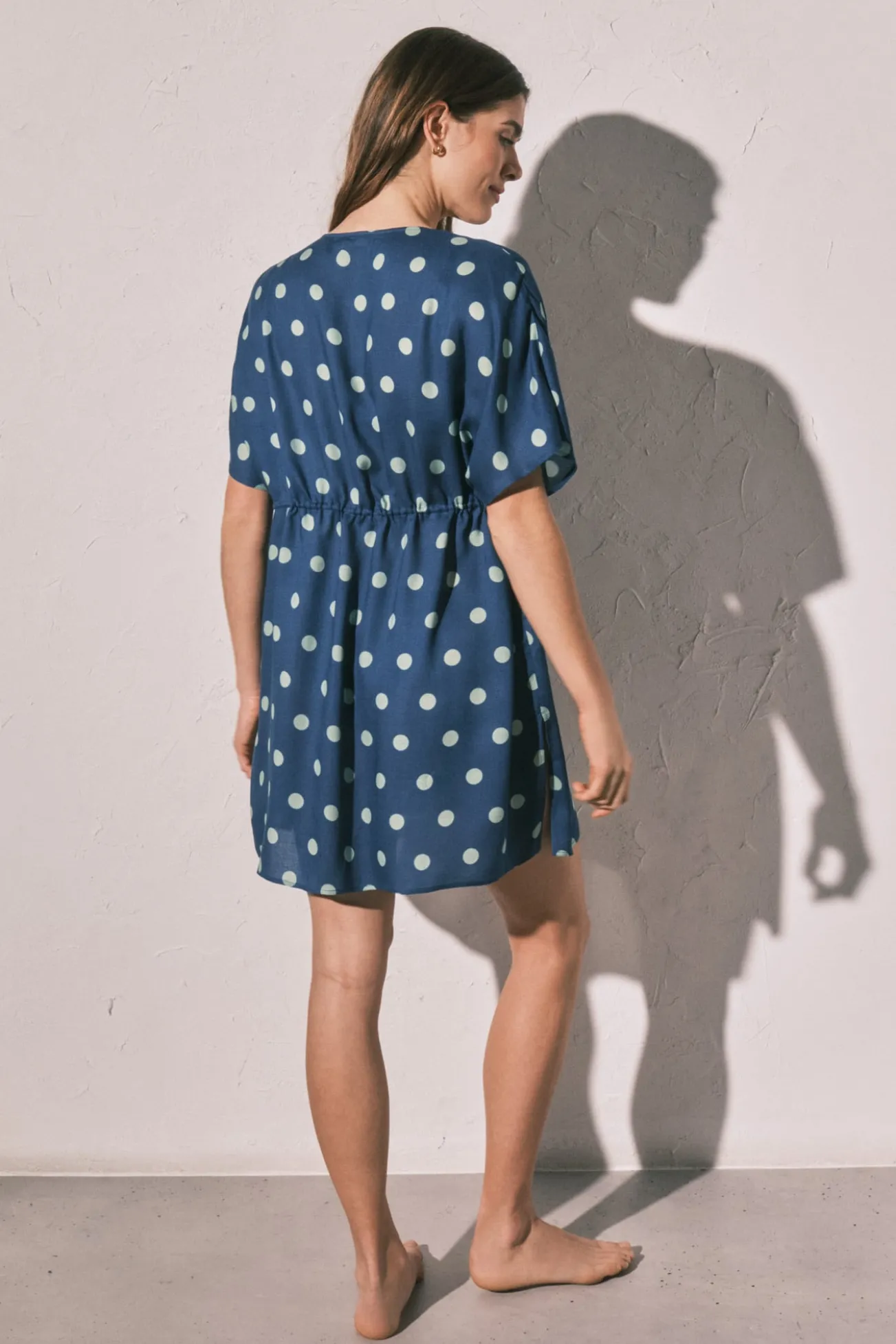 Túnica curta em crepe leve estampado de bolinhas