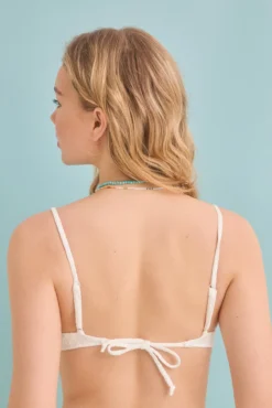 Top biquíni bandeau branco com textura miniflor