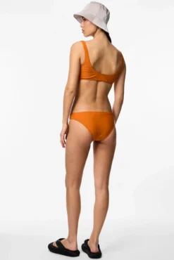 Top biquíni estilo bandeau.