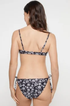 Top biquíni push up com estampado floral.