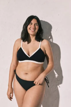 Top biquíni triangular semibrilhante preto