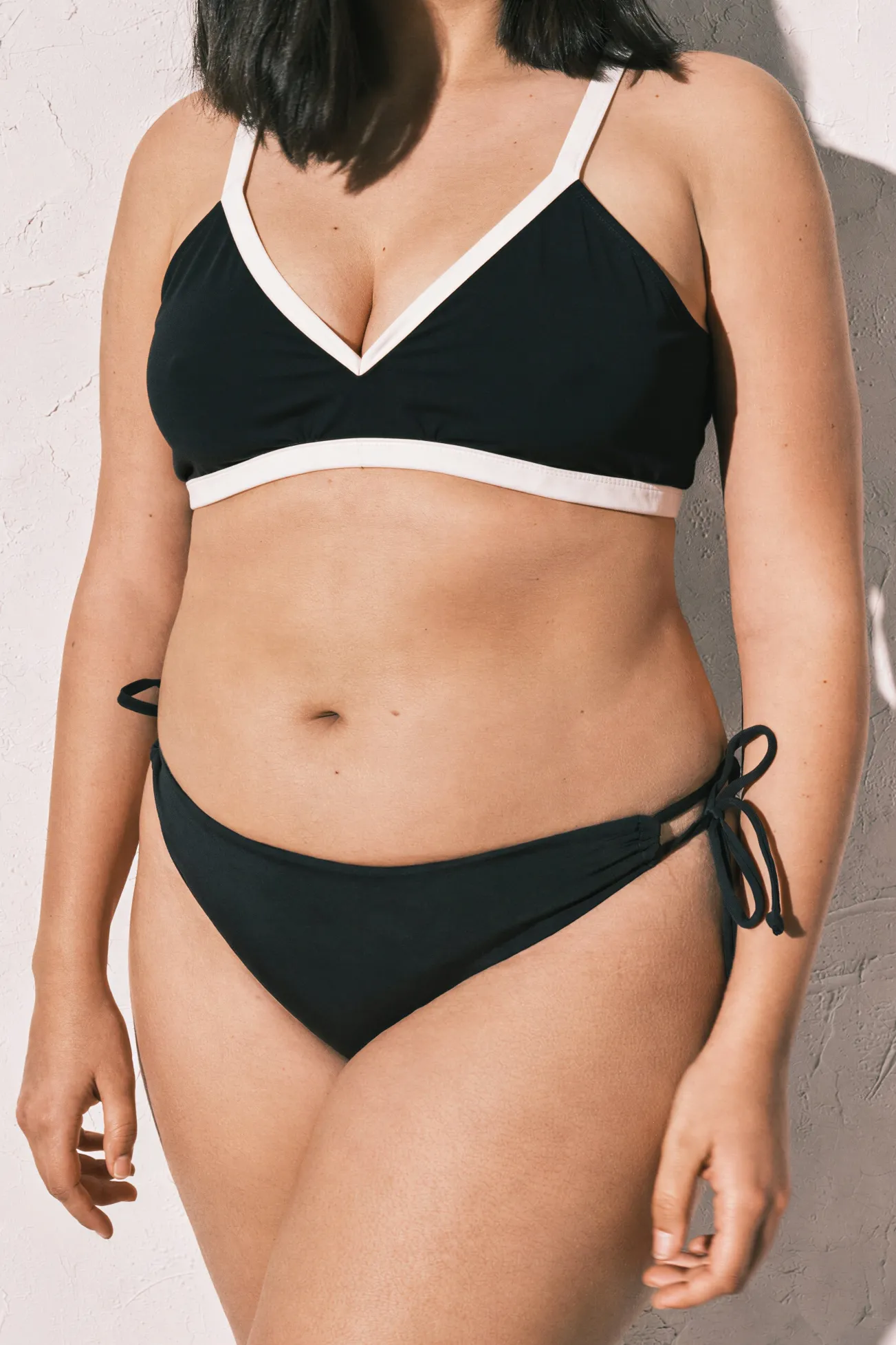 Top biquíni triangular semibrilhante preto