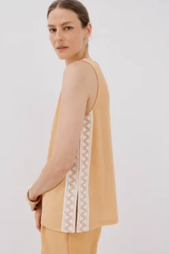 Top com detalhe de renda de crochet na lateral