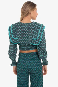 Top cropped com lapela e estampado geométrica