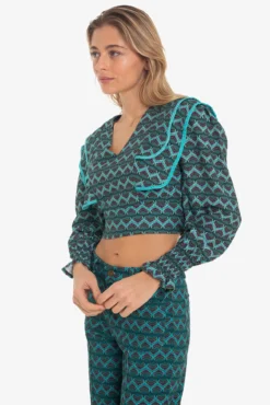 Top cropped com lapela e estampado geométrica