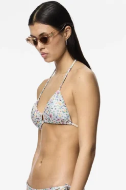 Top de biquíni com estampado de flores.