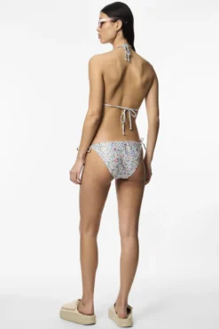 Top de biquíni com estampado de flores.
