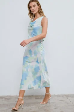 Top decote cascata em cetim com viscose