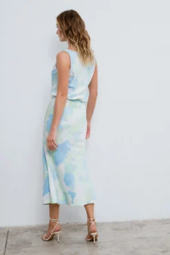 Top decote cascata em cetim com viscose