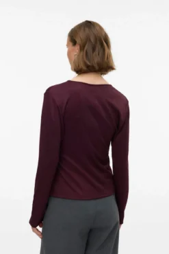 Top de malha com detalhe de fivela