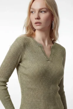Top de malha com detalhes em lurex