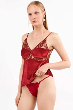 Top de veludo macio com detalhes de renda