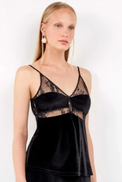 Top de veludo macio com detalhes de renda