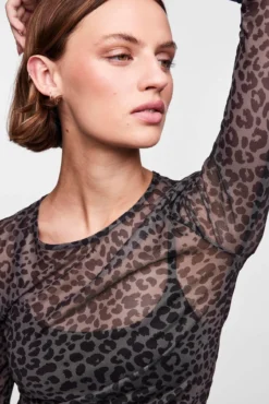 Top tule de manga comprida e print em leopardo
