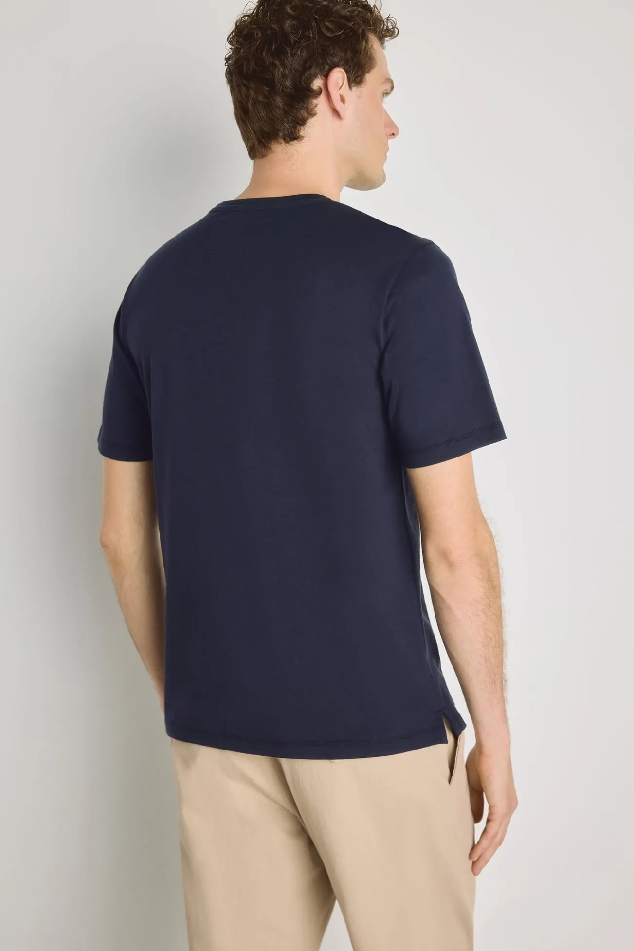 T-shirt básica com logo bordado
