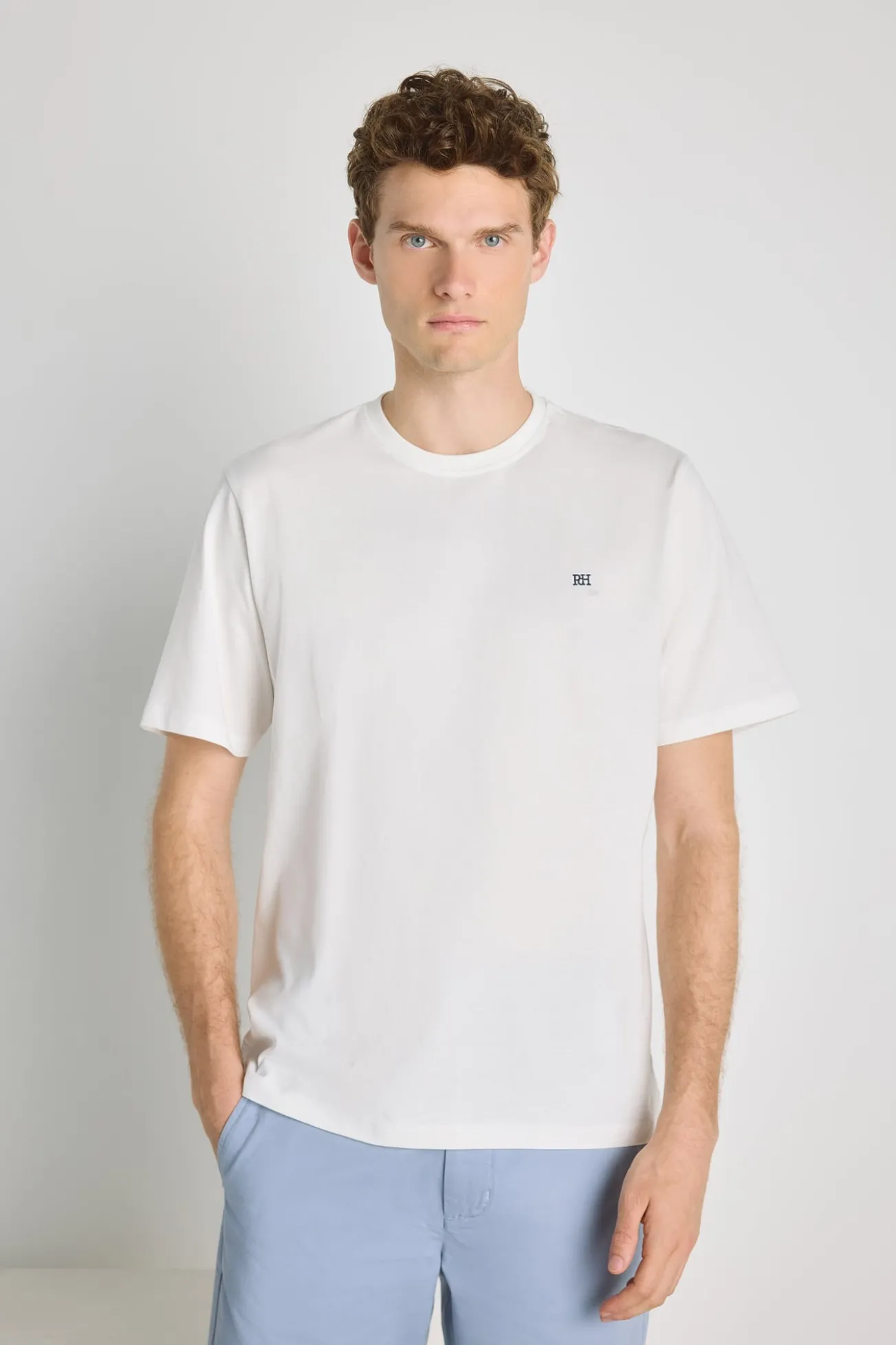 T-shirt básica com logo bordado