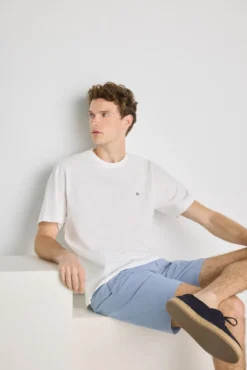 T-shirt básica com logo bordado