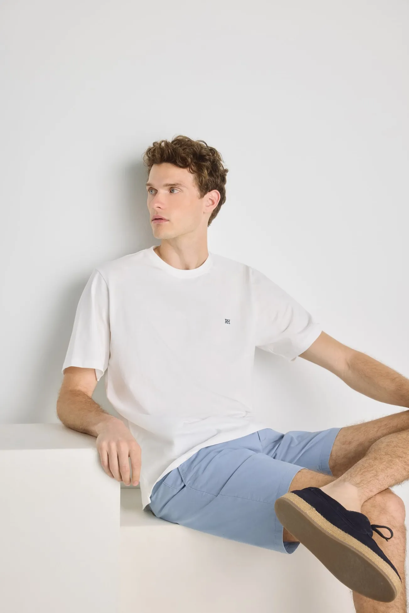 T-shirt básica com logo bordado