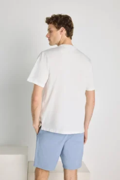 T-shirt básica com logo bordado