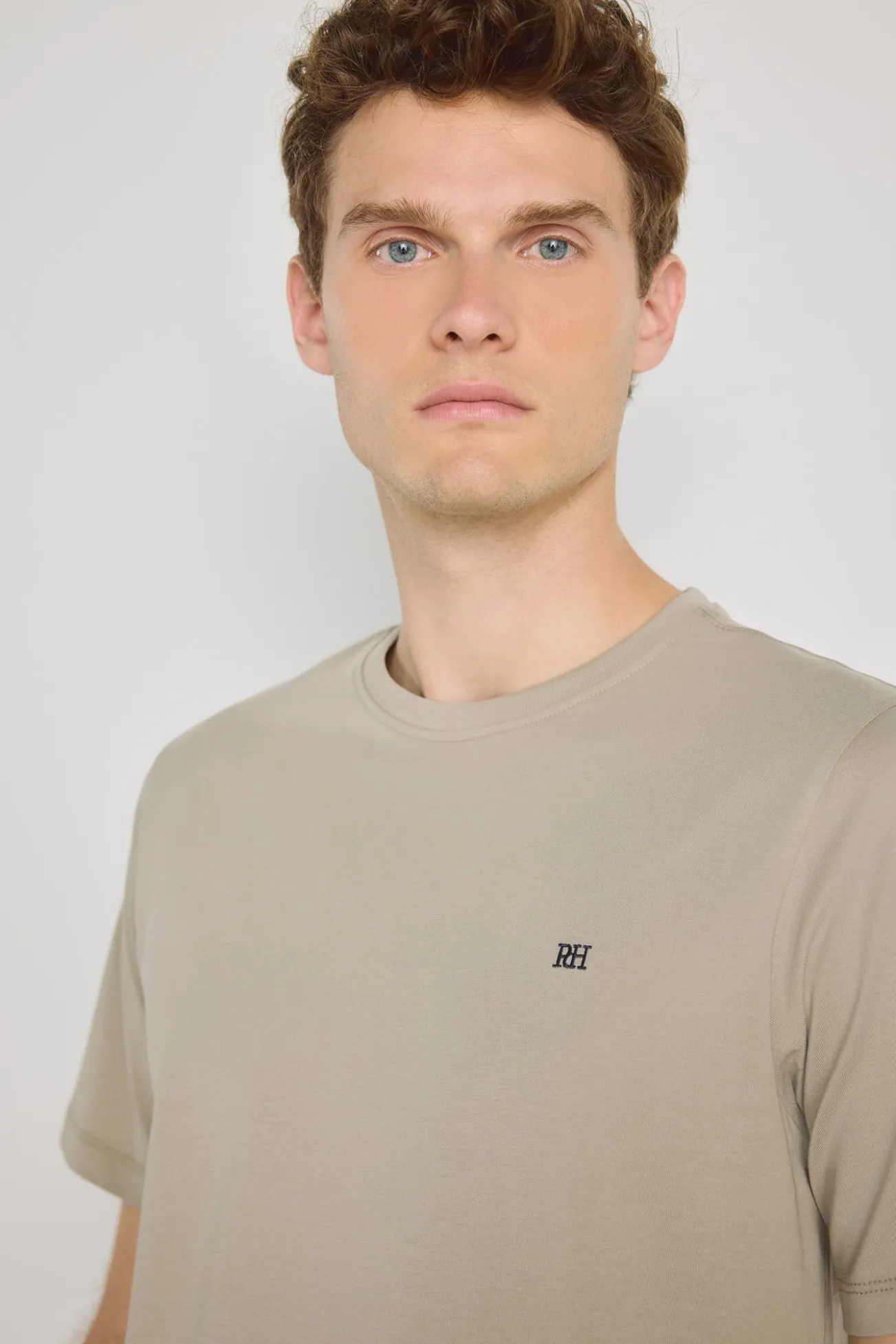 T-shirt básica com logo bordado