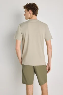 T-shirt básica com logo bordado