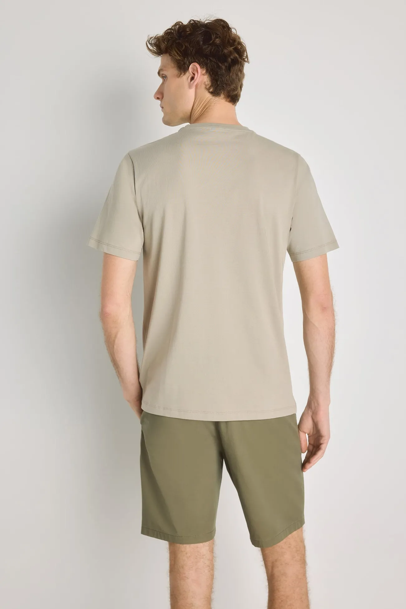 T-shirt básica com logo bordado