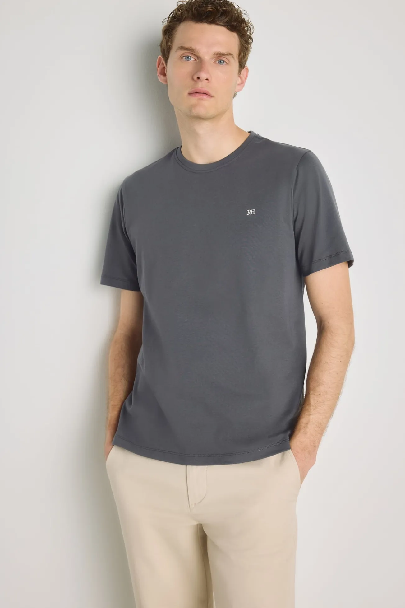 T-shirt básica com logo bordado