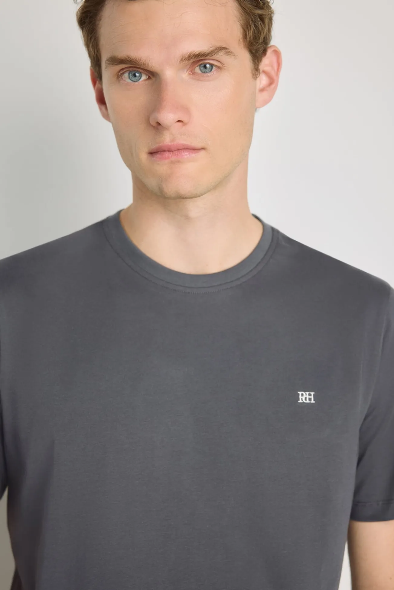 T-shirt básica com logo bordado