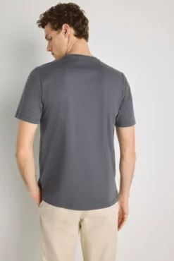 T-shirt básica com logo bordado