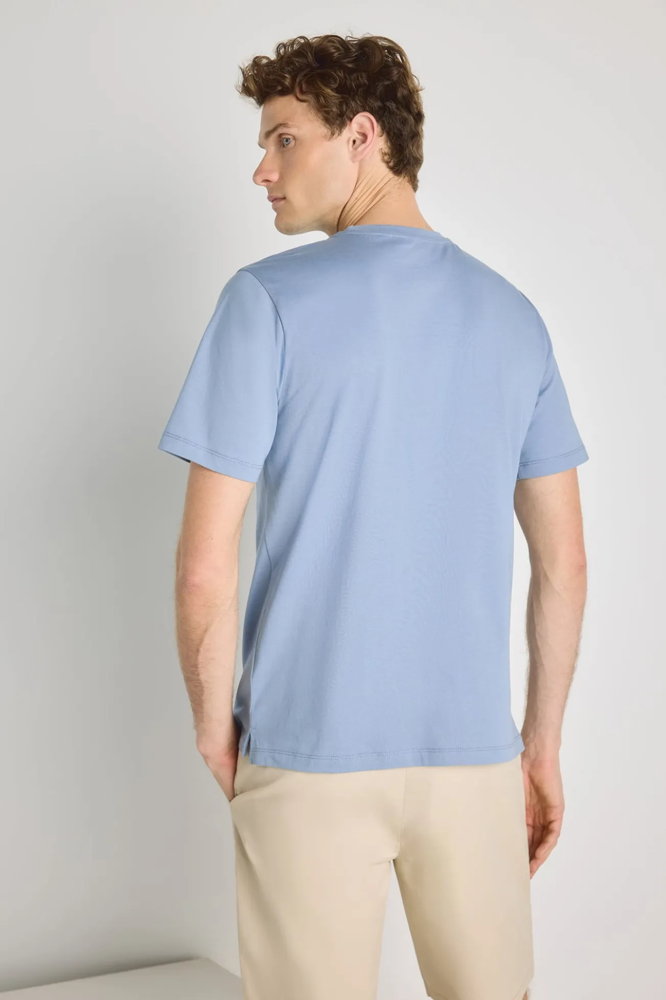 T-shirt básica com logo bordado