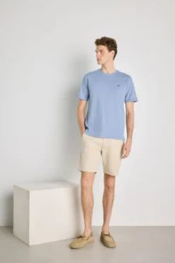 T-shirt básica com logo bordado