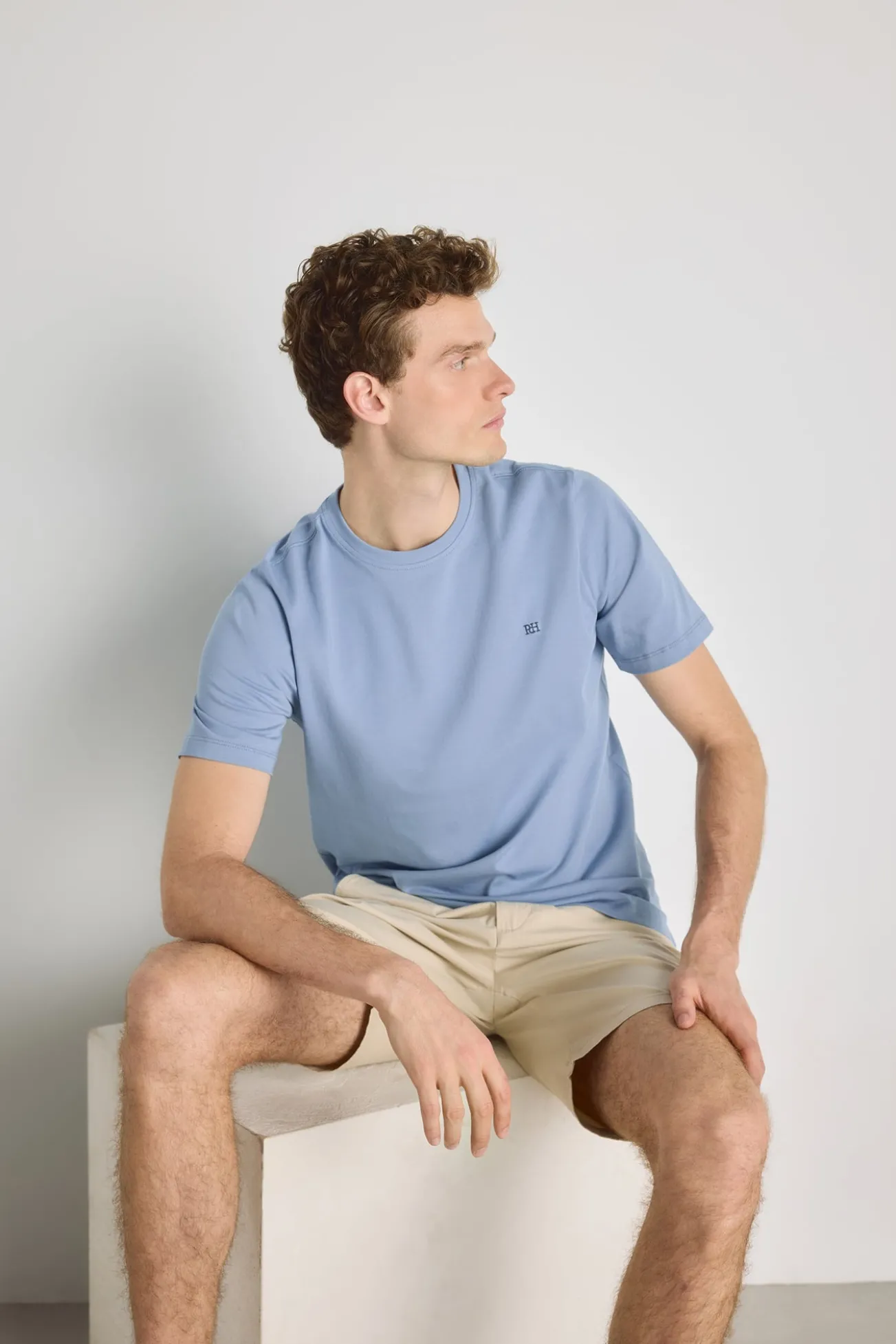 T-shirt básica com logo bordado