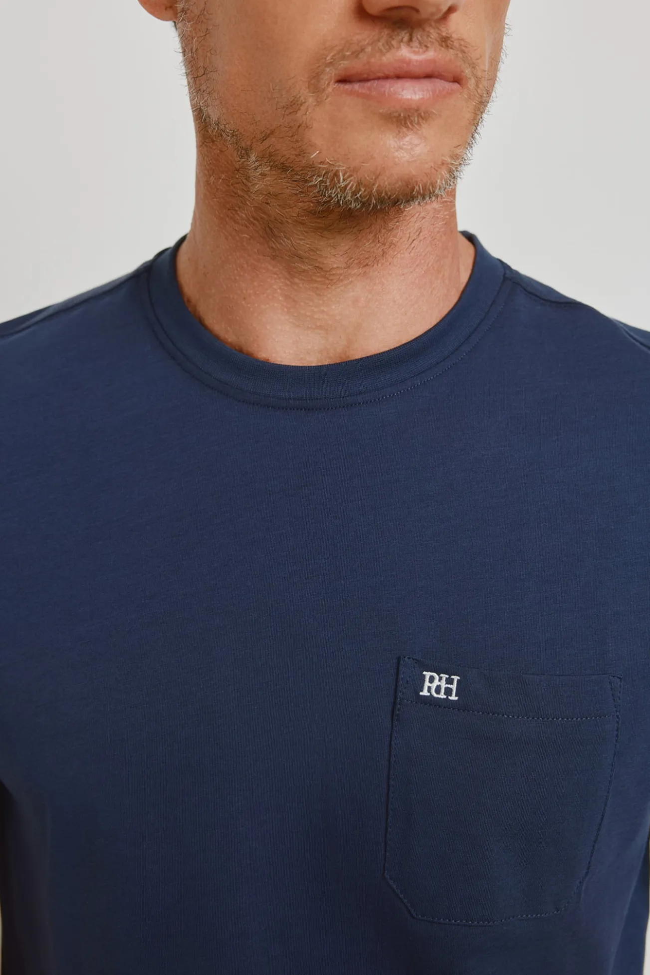T-shirt básica com logo bordado