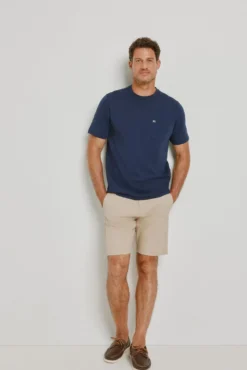 T-shirt básica com logo bordado