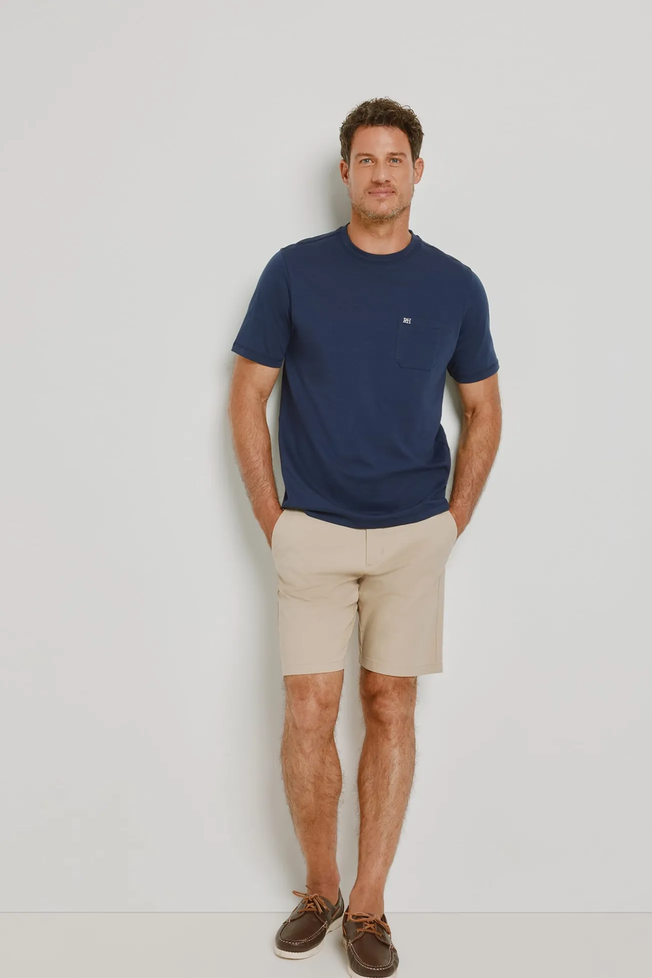 T-shirt básica com logo bordado