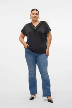T-shirt básica com renda plus size