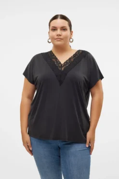 T-shirt básica com renda plus size