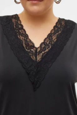 T-shirt básica com renda plus size